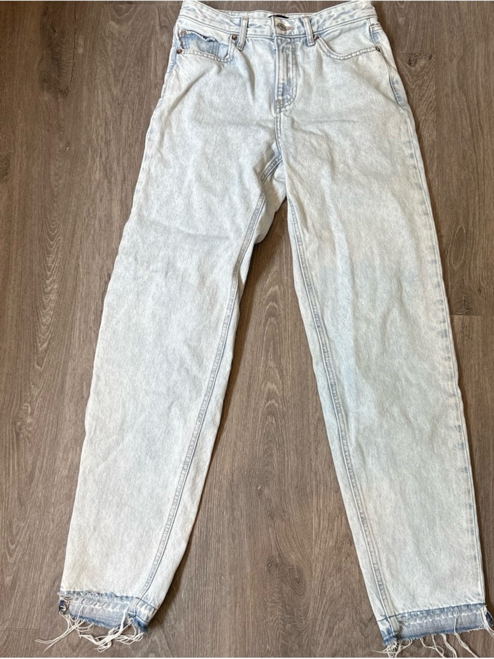 Express | Women’s Light Wash Relaxed Tapered Distressed Blue Jeans | Size 0R